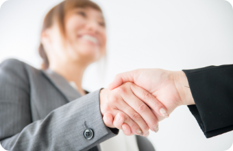 資金計画、不動産物件共にご納得頂いたら、手付金をお預かりしてご契約となります。 末永いお付き合い宜しくお願い致します。