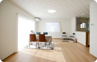 ご契約後、ローンの本申し込みを行い、1~2週間で融資実行となります。 残金決済後に、司法書士立会いのもと物件の移転登記手続きが行われ物件のお引渡しとなります。 ※何かお困りの事やご不明点があれば、何でもお気軽にご相談下さい。