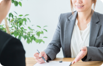 正式な契約手続きとなります。また物件や契約内容の詳細を確認するために、契約前に重要事項説明を行います。この際に、入居に関する初期費用のお支払いをお願いいたします。